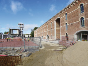 Vue générale de la place d'Armes, avec au centre l'un des bâtiments modernes imaginés par l'équipe de Renzo Piano. Photo : AC